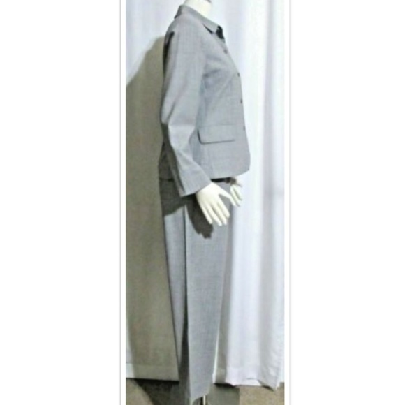 Ladies HAROLD'S Gray Pinstripe Pants Suit Size 4 - Picture 3 of 8